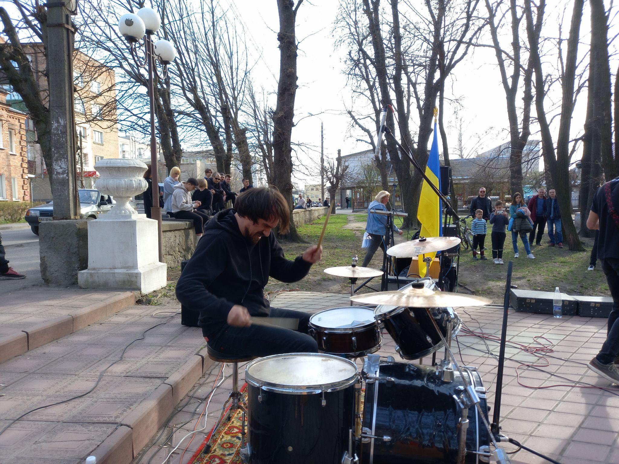 Новини Козятина - фото з 24 тисячі гривень зібрав гурт «Draft» для наших захисників