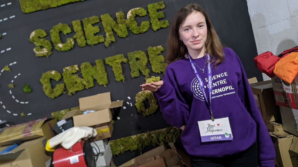Новини Тернополя - фото з Не уявляють життя в звичайному ритмі: історії тернопільських волонтерів На зображенні може бути: 1 особа та у приміщенні