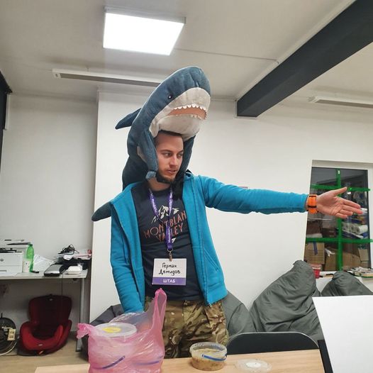 Новини Тернополя - фото з Не уявляють життя в звичайному ритмі: історії тернопільських волонтерів На зображенні може бути: 1 особа, стоїть та у приміщенні