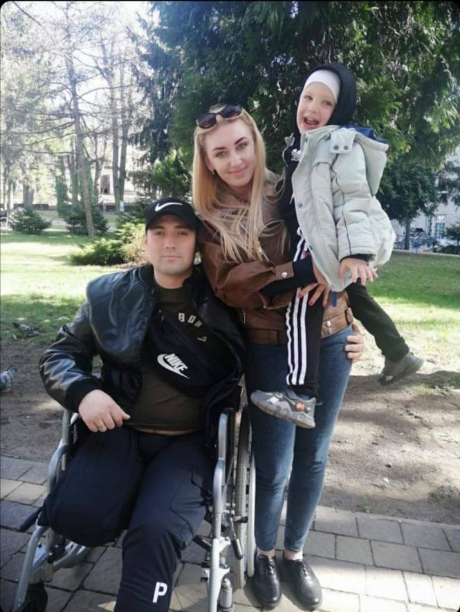 Денис із сім'єю