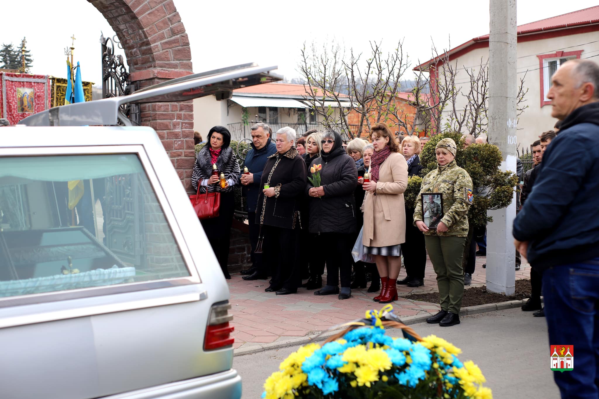 Новини Тернополя - фото з Мав на руці тату доньки. У Заліщиках прощалися із загиблим Героєм Любомиром Яремейчуком