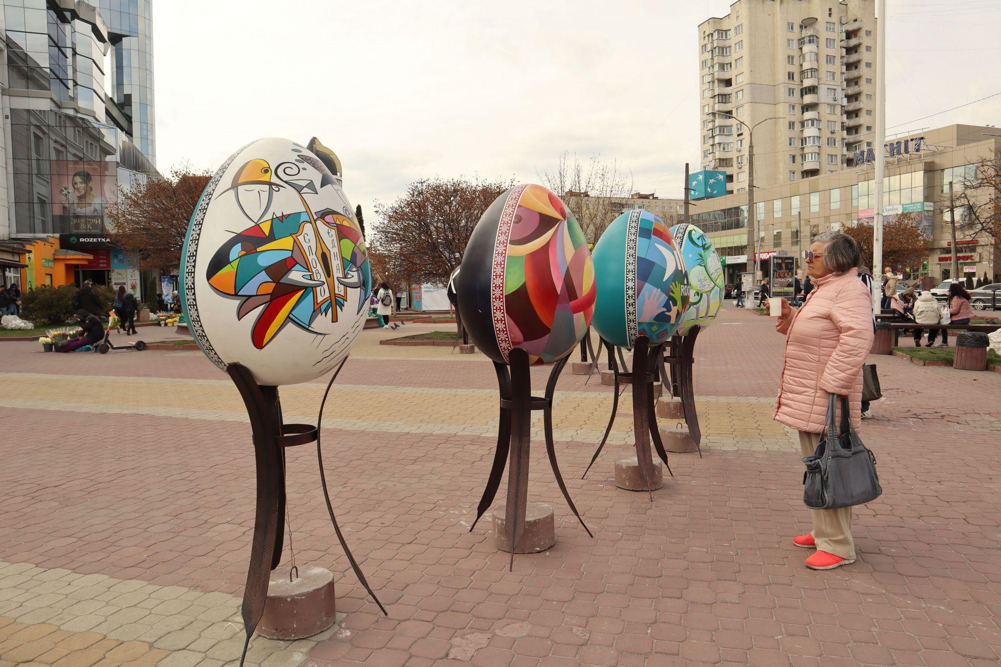 Новини Хмельницького - фото з У центрі  Хмельницького встановили великодню фотозону