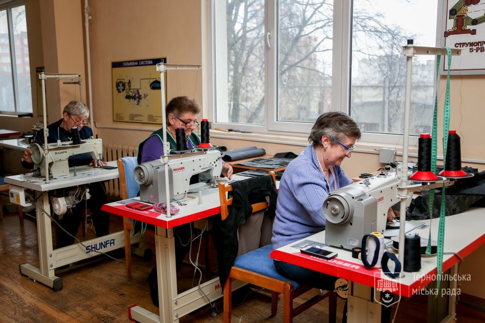 Новини Тернополя - фото з У Тернополі комунальне підприємство шиє розвантажувальні системи для військовослужбовців