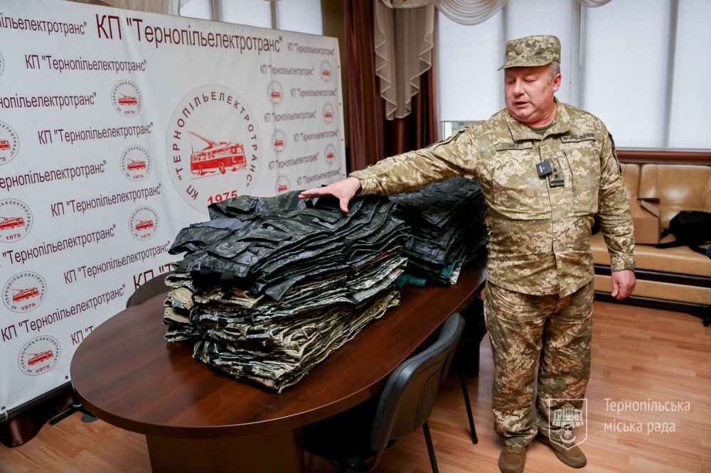 Новини Тернополя - фото з У Тернополі комунальне підприємство шиє розвантажувальні системи для військовослужбовців