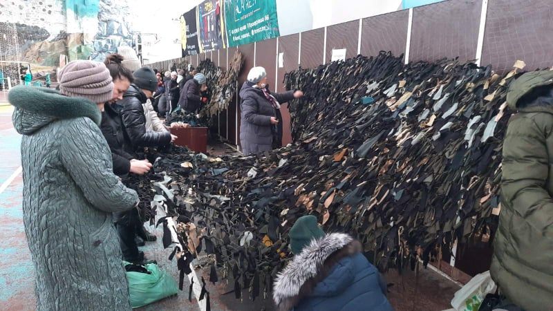 Новини Хмельницького - фото з Хмельничан та переселенців закликають долучитись до плетіння маскувальних сіток для ЗСУ (ФОТО)
