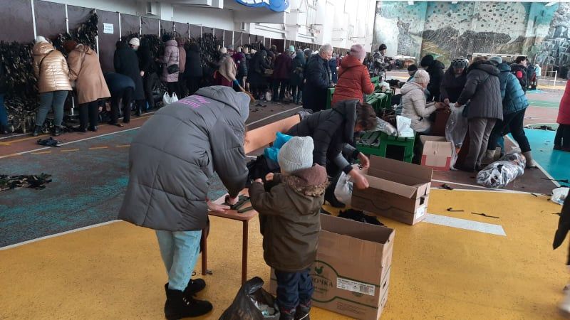 Новини Хмельницького - фото з Хмельничан та переселенців закликають долучитись до плетіння маскувальних сіток для ЗСУ (ФОТО)