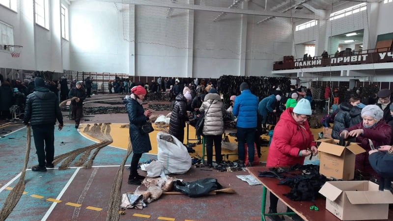 Новини Хмельницького - фото з Хмельничан та переселенців закликають долучитись до плетіння маскувальних сіток для ЗСУ (ФОТО)