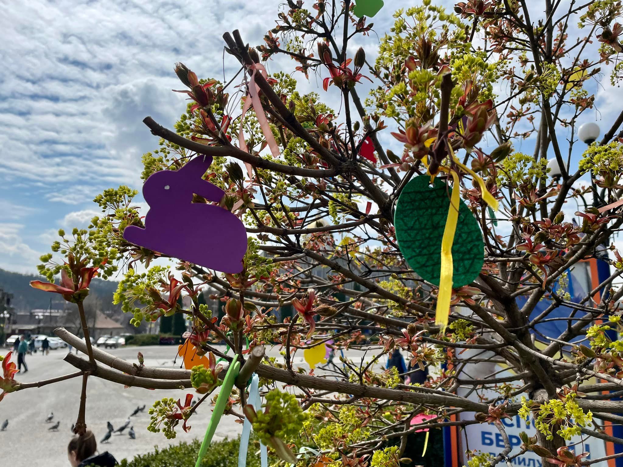 Новини Тернополя - фото з Гіганський кошик, велетенські писанки та святкові фото-зони: як прикрасили райцентри до Великодня (ФОТО)