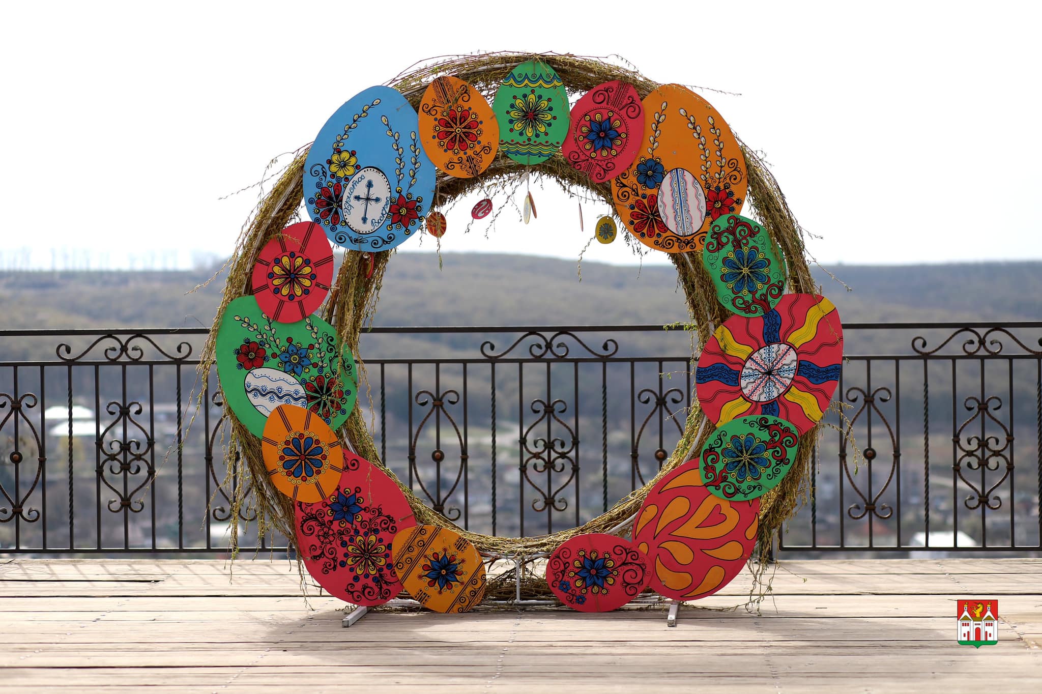 Новини Тернополя - фото з Гіганський кошик, велетенські писанки та святкові фото-зони: як прикрасили райцентри до Великодня (ФОТО)