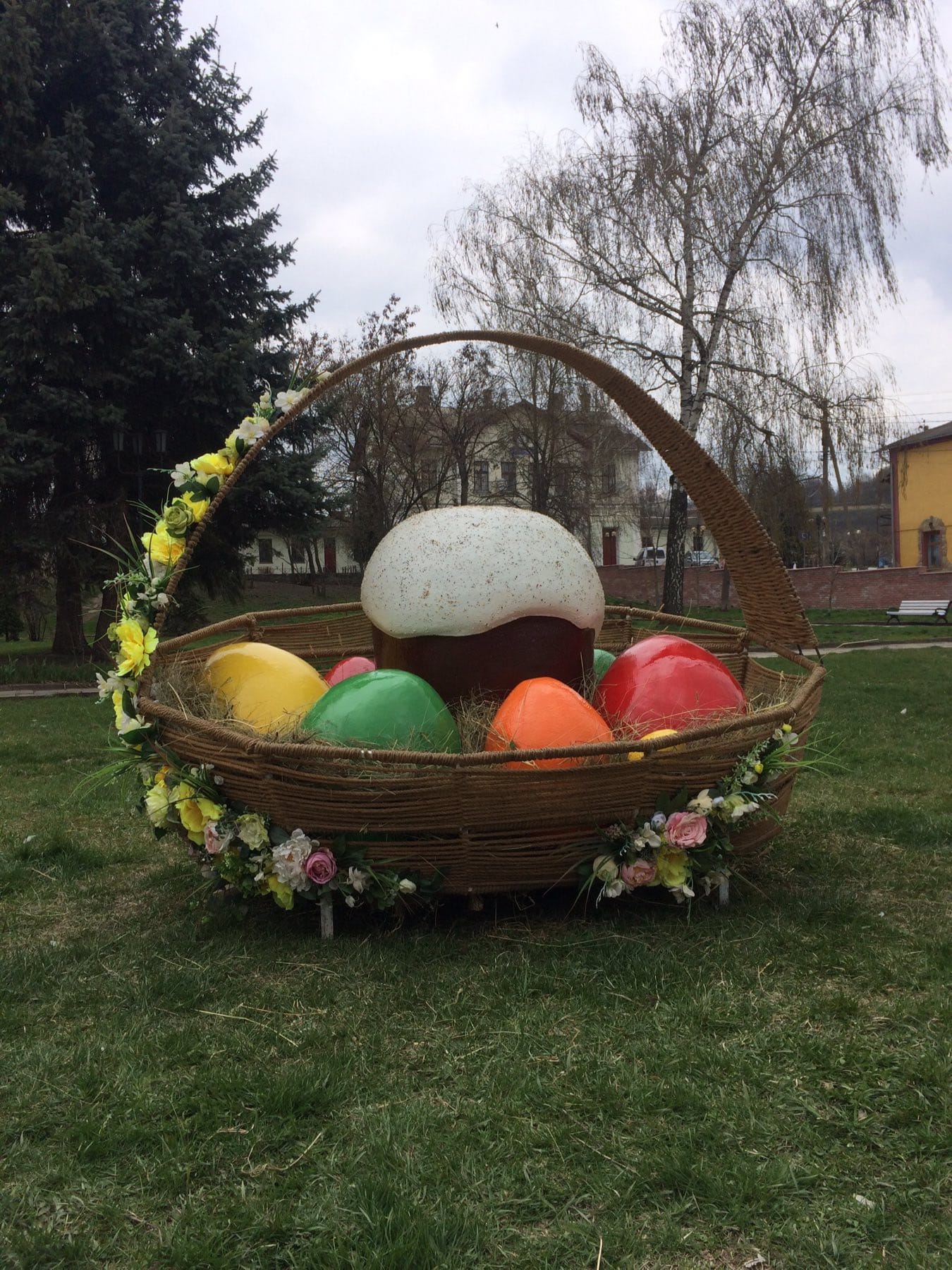 Новини Тернополя - фото з Гіганський кошик, велетенські писанки та святкові фото-зони: як прикрасили райцентри до Великодня (ФОТО)