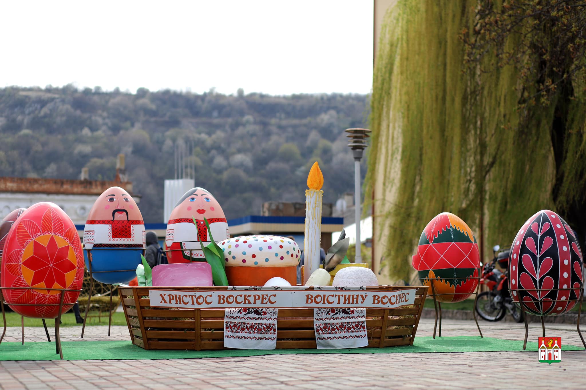Новини Тернополя - фото з Гіганський кошик, велетенські писанки та святкові фото-зони: як прикрасили райцентри до Великодня (ФОТО)