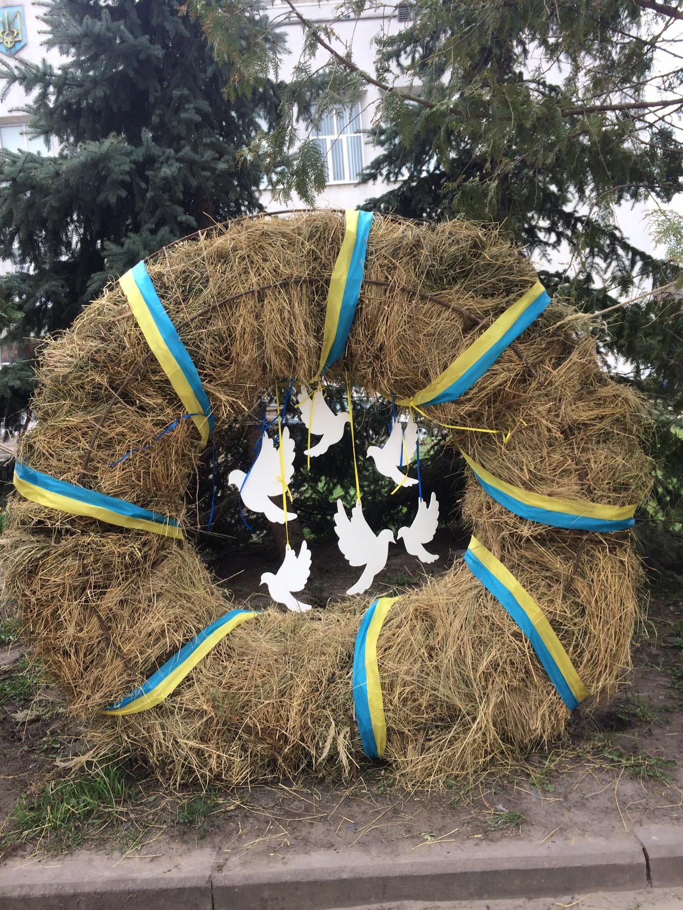 Новини Тернополя - фото з Гіганський кошик, велетенські писанки та святкові фото-зони: як прикрасили райцентри до Великодня (ФОТО)