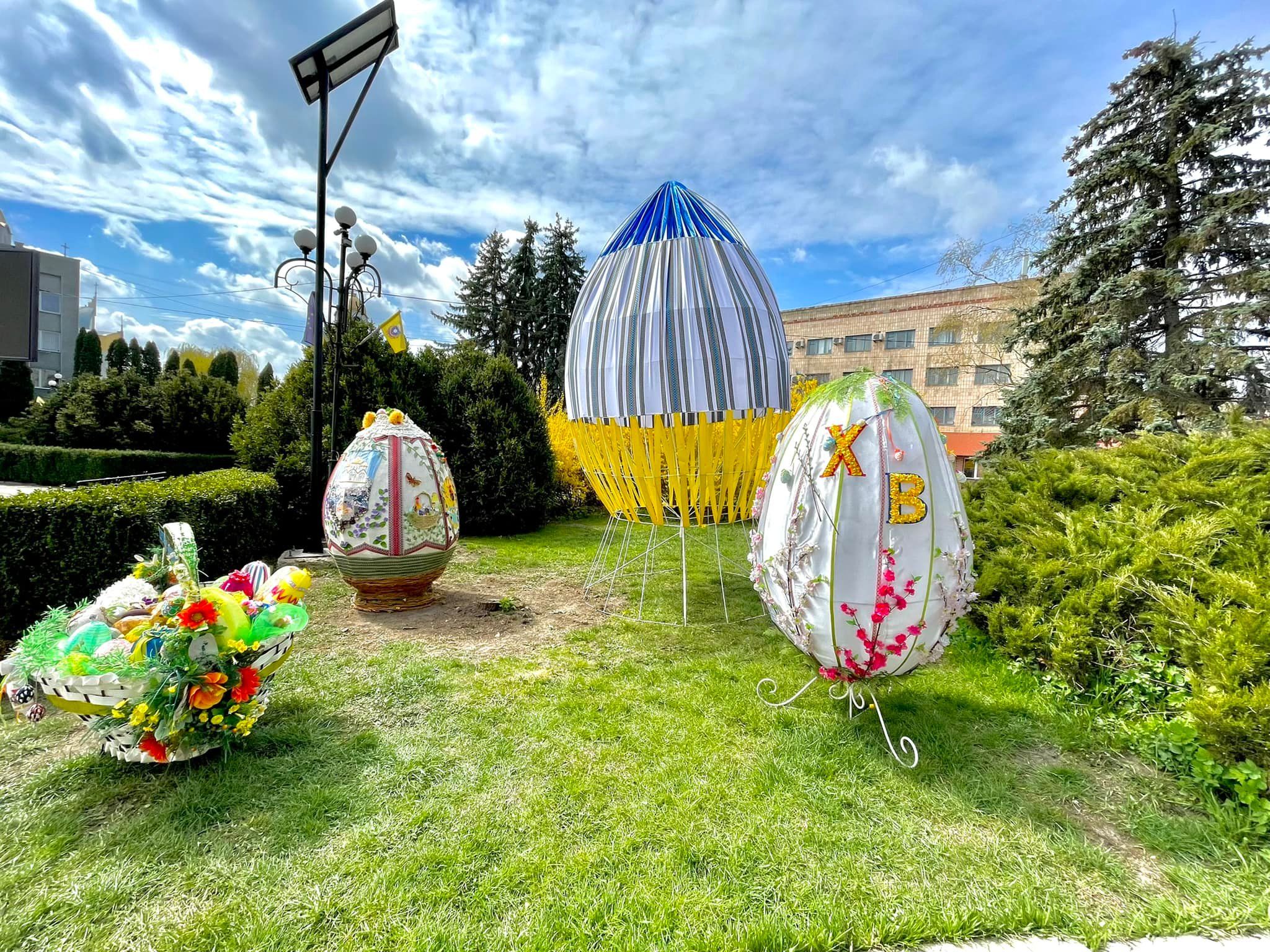 Новини Тернополя - фото з Гіганський кошик, велетенські писанки та святкові фото-зони: як прикрасили райцентри до Великодня (ФОТО)