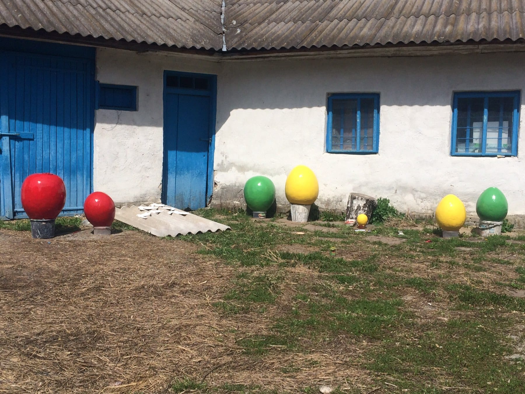 Новини Тернополя - фото з Гіганський кошик, велетенські писанки та святкові фото-зони: як прикрасили райцентри до Великодня (ФОТО)