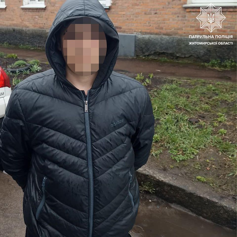 Новини Житомира - фото з На вулиці Героїв Крут інспектори зупинили автомобіль Peugeot: водій був "під кайфом"