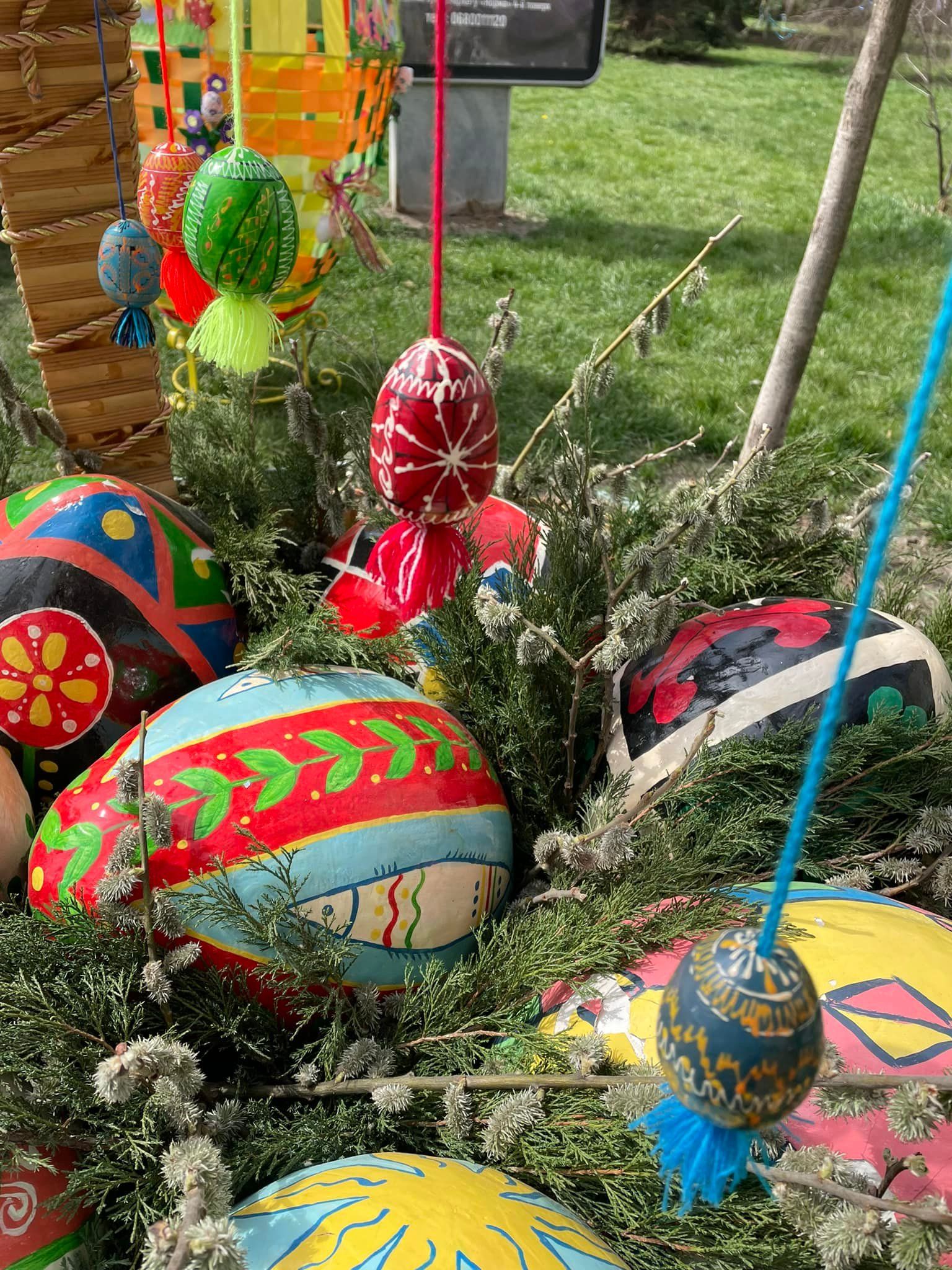 Новини Тернополя - фото з Гіганський кошик, велетенські писанки та святкові фото-зони: як прикрасили райцентри до Великодня (ФОТО)