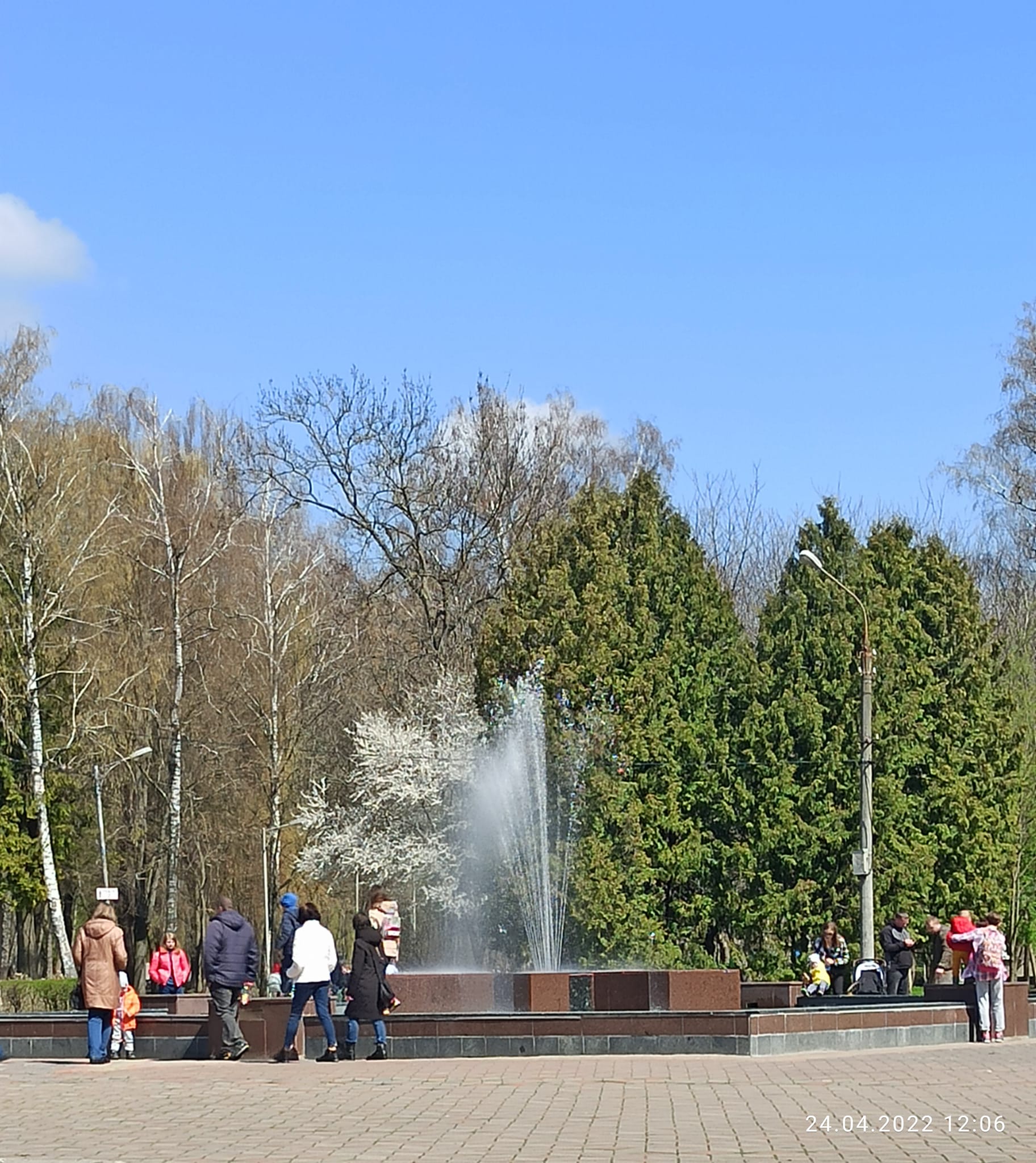 На зображенні може бути: 11 людей, люди стоять та на відкритому повітрі
