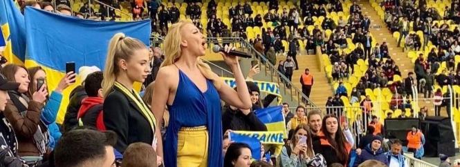 Заспівала і розплакалася. Співачка Оля Полякова підтримує благодійний тур «Шахтаря»