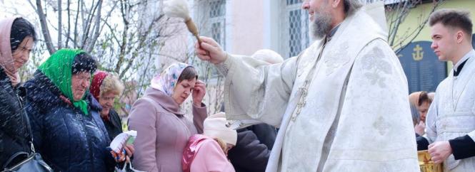 ФОТО ДНЯ. Біля кафедрального собору почалося освячення великодніх кошиків вінничан