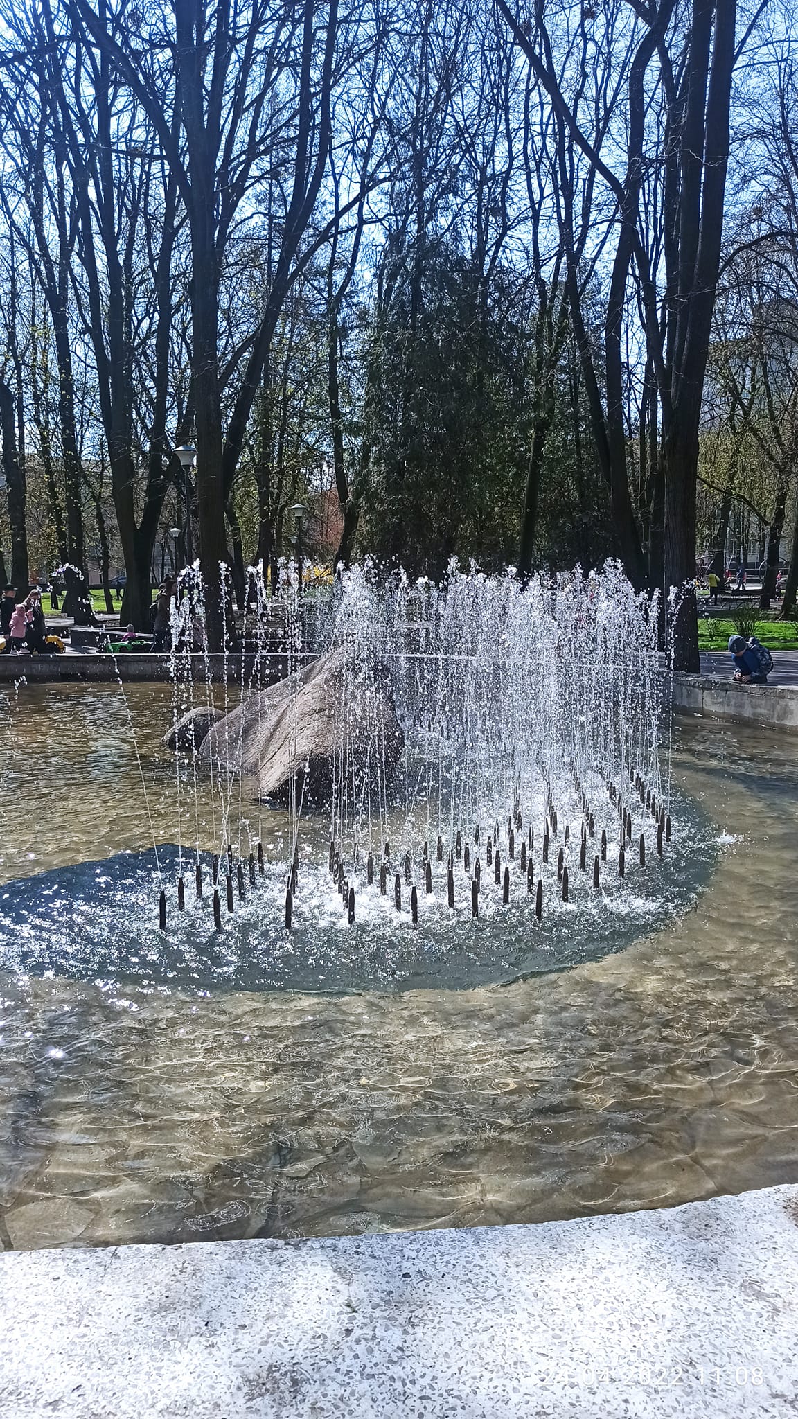 На зображенні може бути: 2 людини, пам’ятник та водойма