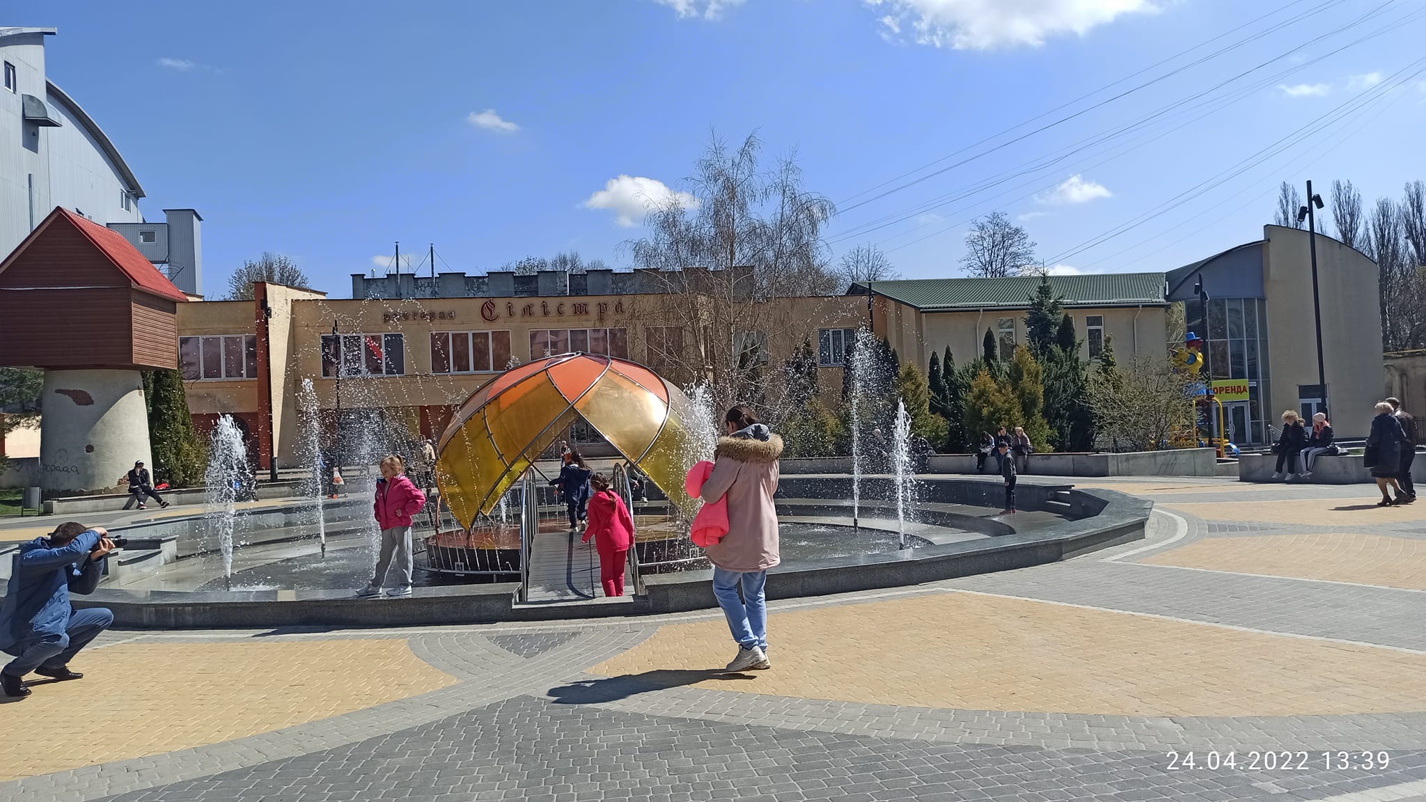 На зображенні може бути: 11 людей, люди стоять та на відкритому повітрі