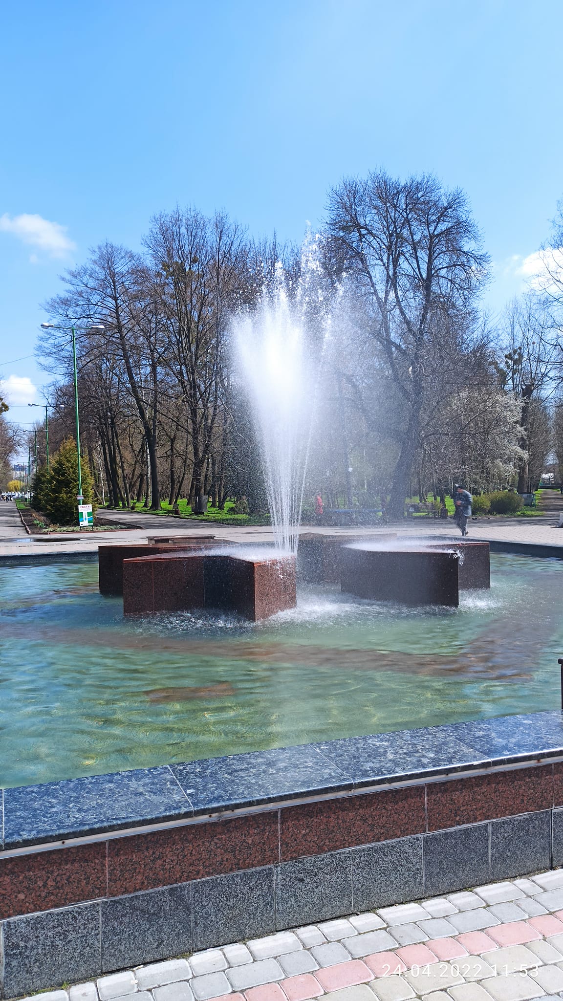 На зображенні може бути: 1 особа та водойма