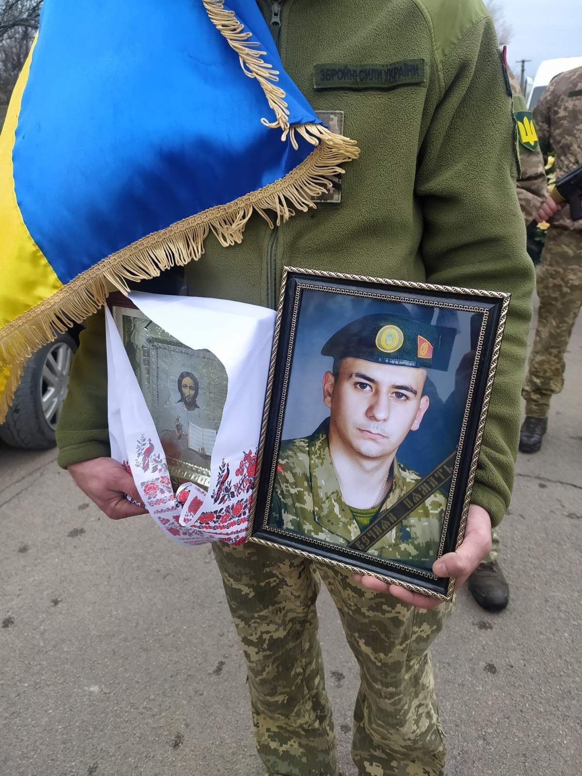 Новини Житомира - фото з У Коростені попрощалися з загиблим захисником Русланом Таргонським