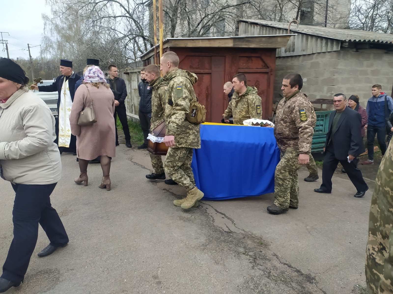 Новини Житомира - фото з У Коростені попрощалися з загиблим захисником Русланом Таргонським