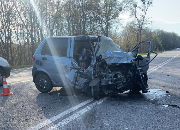 Новини Вінниці - фото з Смертельне зіткнення в Лукашівці. Загинула п'ятирічна дівчинка та четверо людей в лікарні На зображенні може бути: автомобіль та дорога