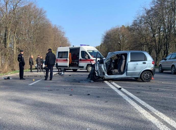 Новини Вінниці - фото з Смертельне зіткнення в Лукашівці. Загинула п'ятирічна дівчинка та четверо людей в лікарні На зображенні може бути: 5 людей, автомобіль та дорога