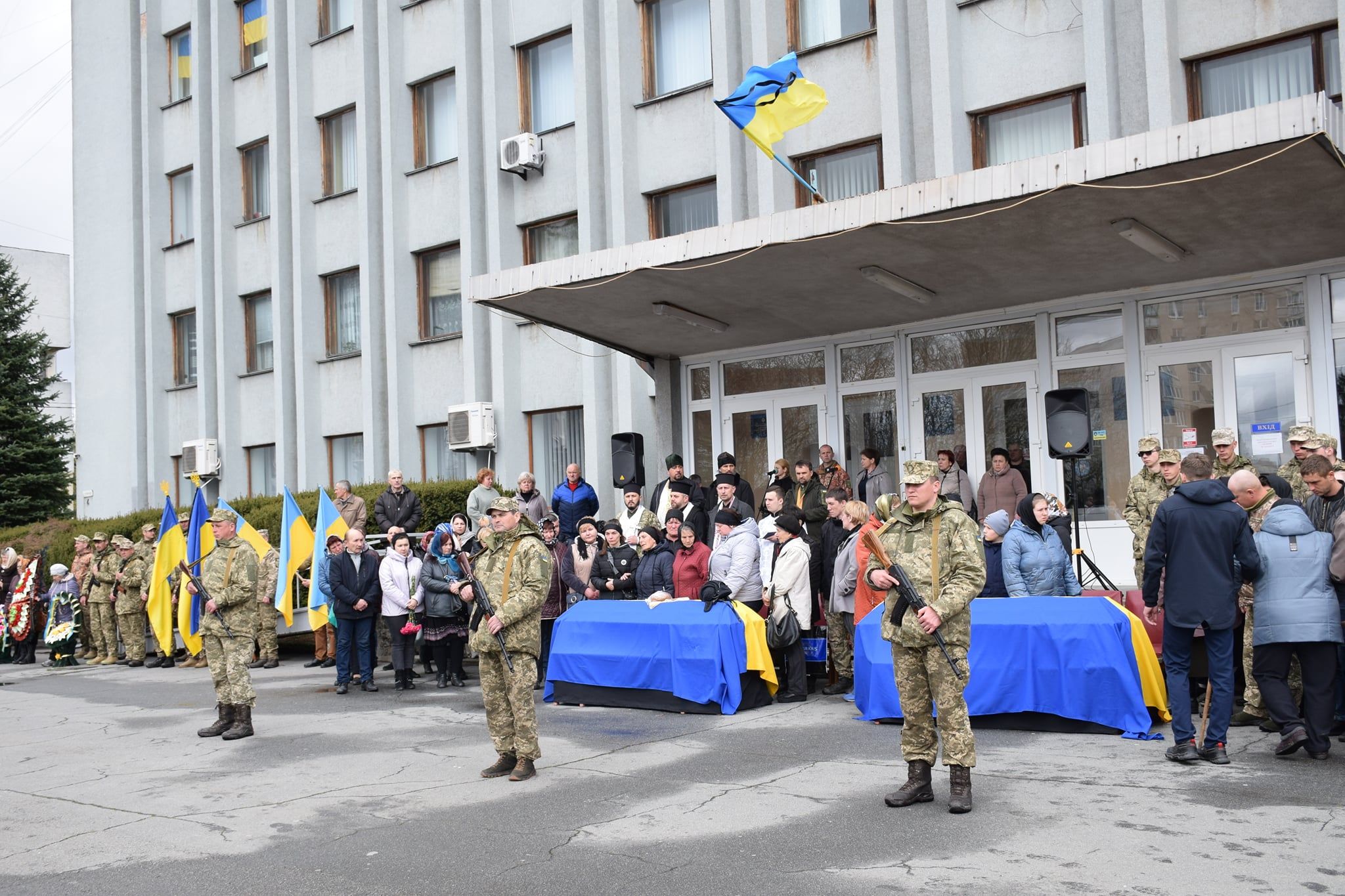Новини Хмельницького - фото з У Шепетівці попрощалися з двома захисниками України (ФОТО)