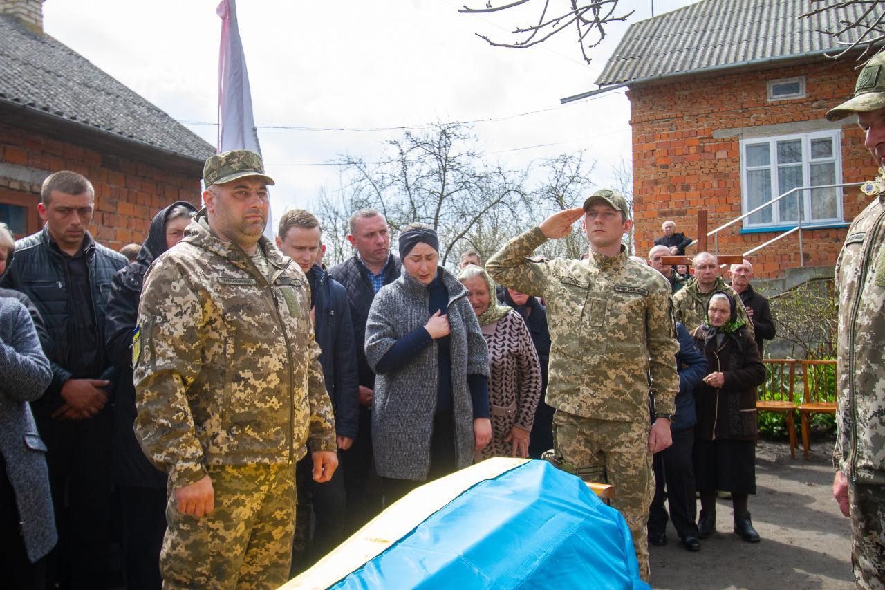 Новини Тернополя - фото з «Бачив навколо лише хороше»: Хоростківщина в останню путь проводить солдата Любомира Ваверчака
