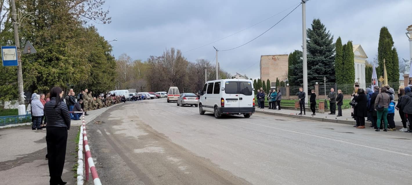 Новини Тернополя - фото з «Бачив навколо лише хороше»: Хоростківщина в останню путь проводить солдата Любомира Ваверчака