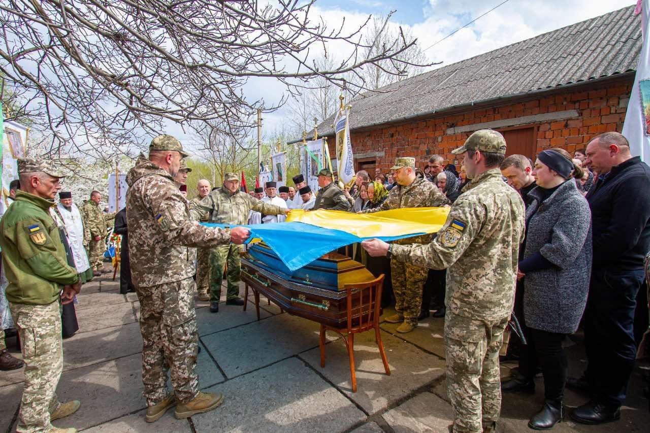 Новини Тернополя - фото з «Бачив навколо лише хороше»: Хоростківщина в останню путь проводить солдата Любомира Ваверчака