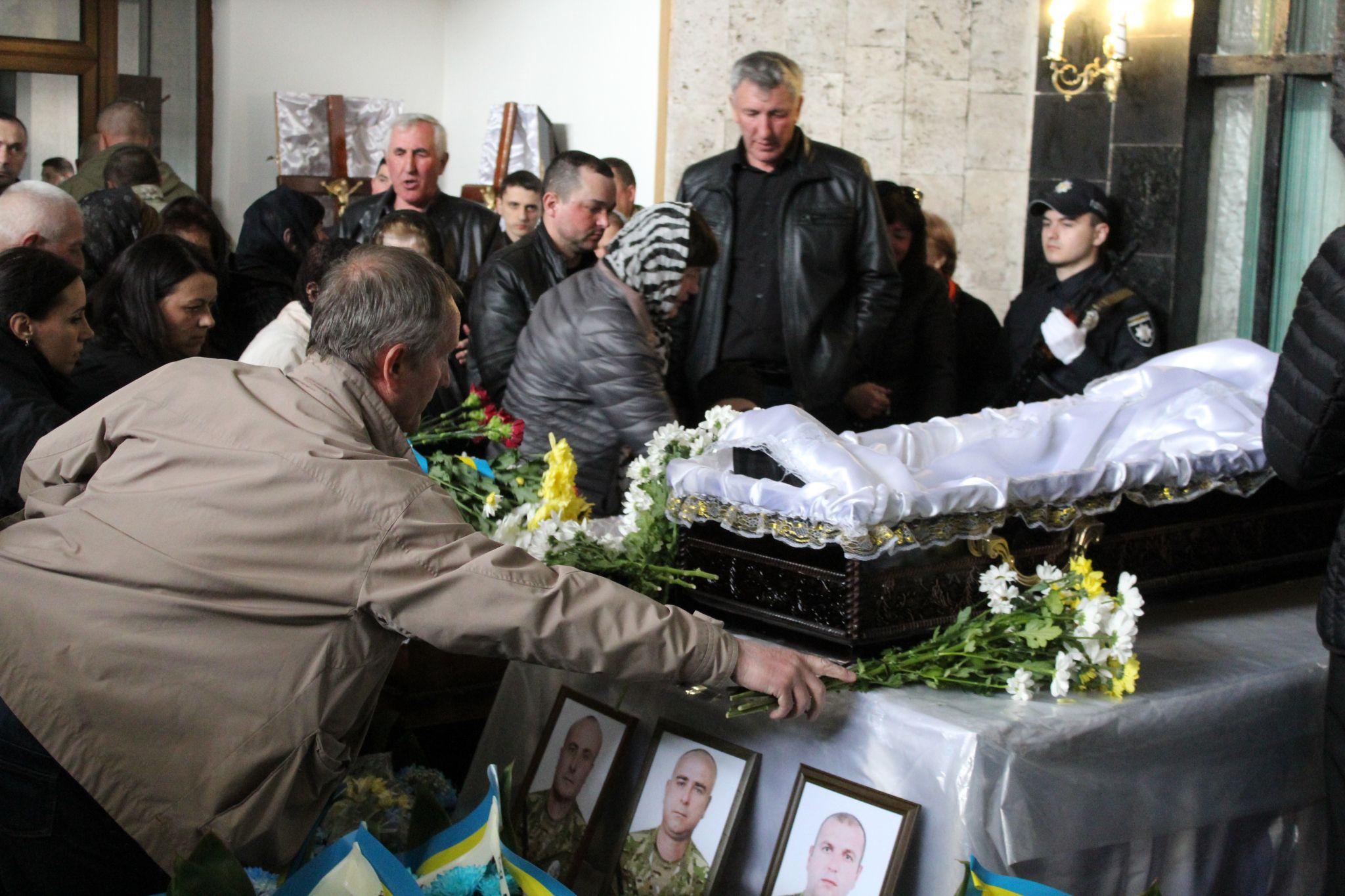 Новини Тернополя - фото з Тернопільщина прощається із загиблими на сході поліцейськими