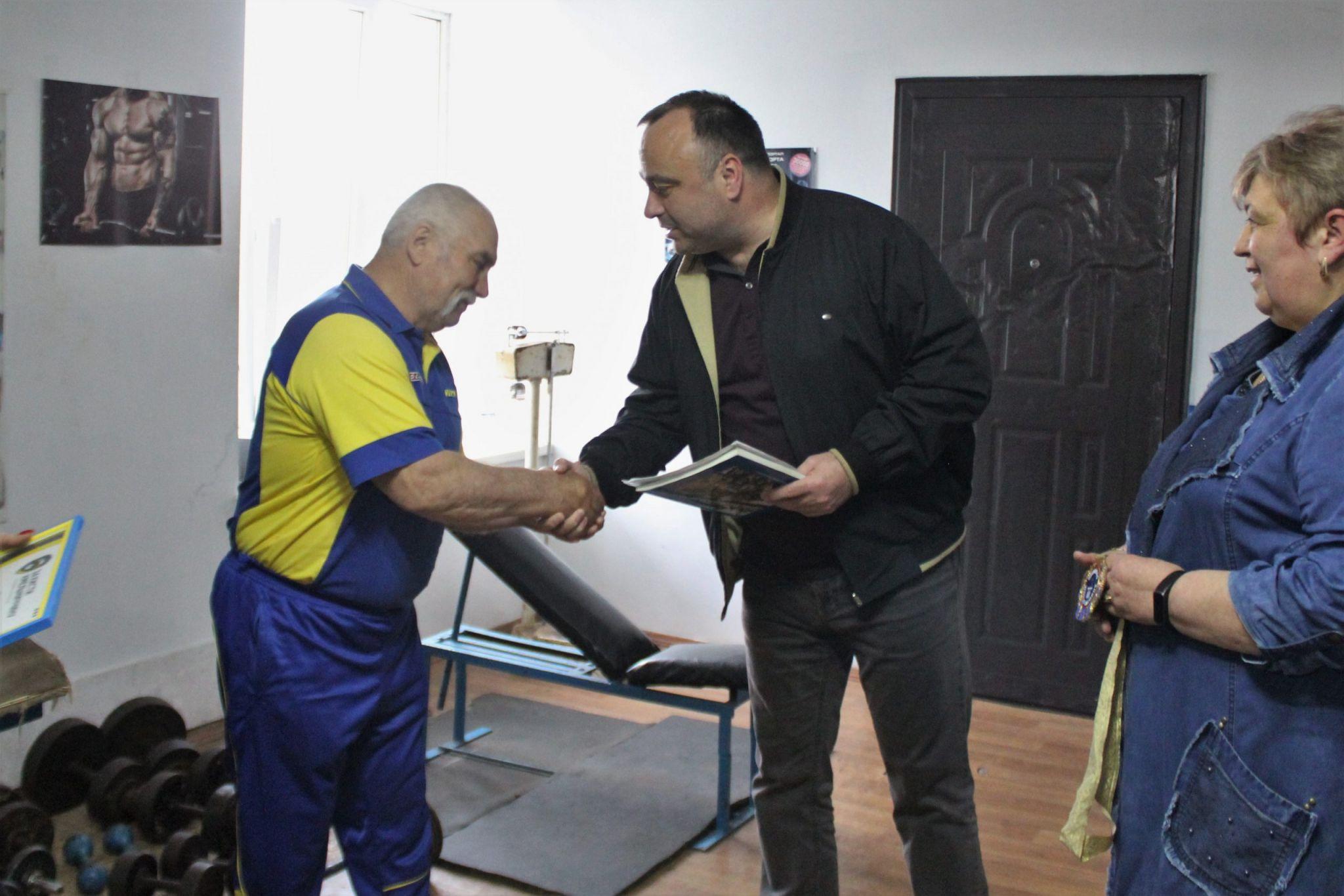 Новини Хмельницького - фото з Мешканцю Хмельниччини повернули медаль, яку він продав на благодійному аукціоні (ФОТО)