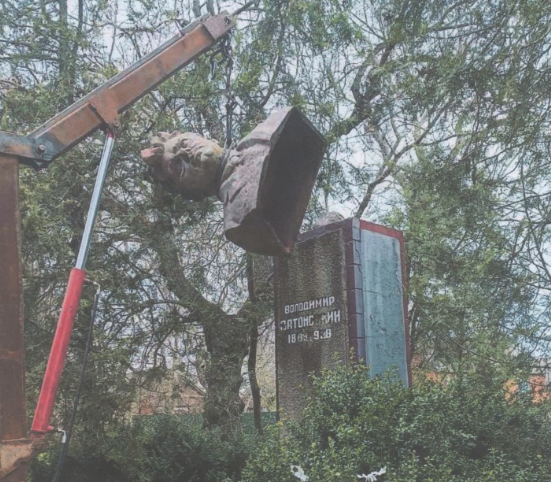 Новини Хмельницького - фото з На Хмельниччині знесли пам'ятник Затонському (ФОТО)