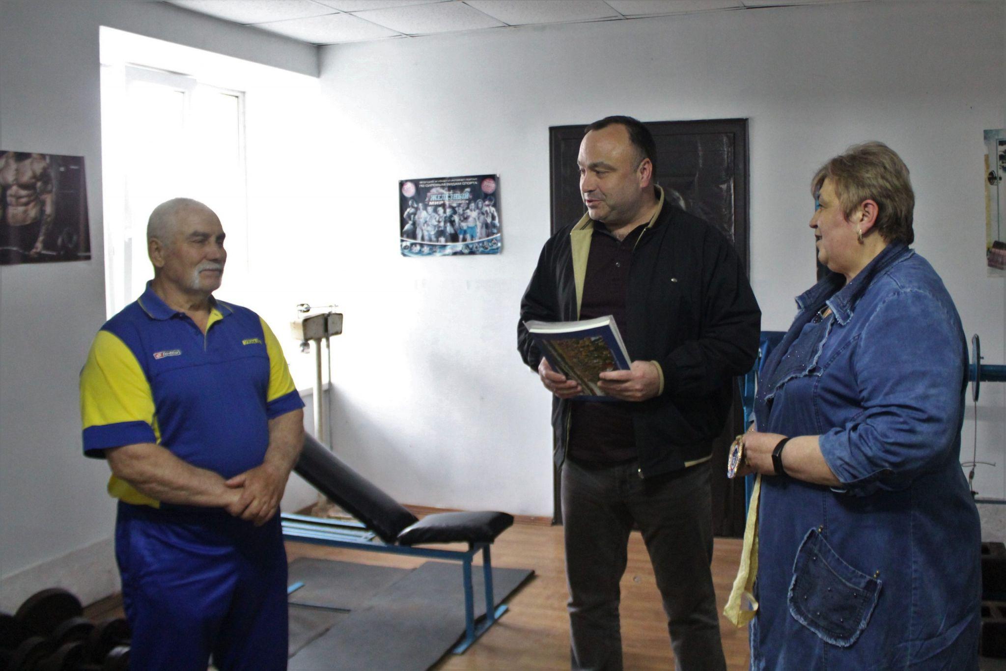 Новини Хмельницького - фото з Мешканцю Хмельниччини повернули медаль, яку він продав на благодійному аукціоні (ФОТО)