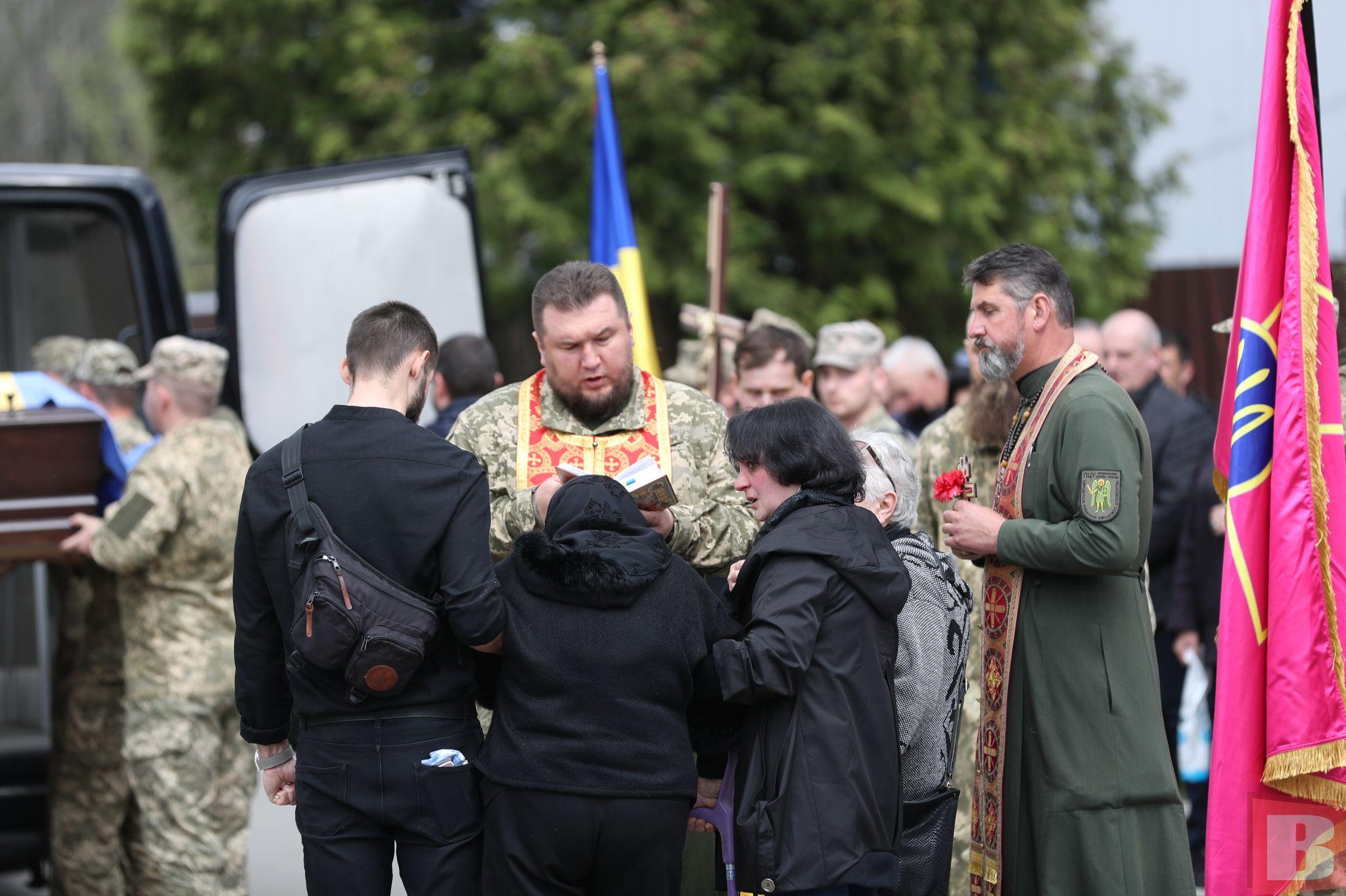 Новини Хмельницького - фото з «Захищав кожного з нас»: у Хмельницькому попрощалися з Андрієм Ковбасюком (ФОТО)