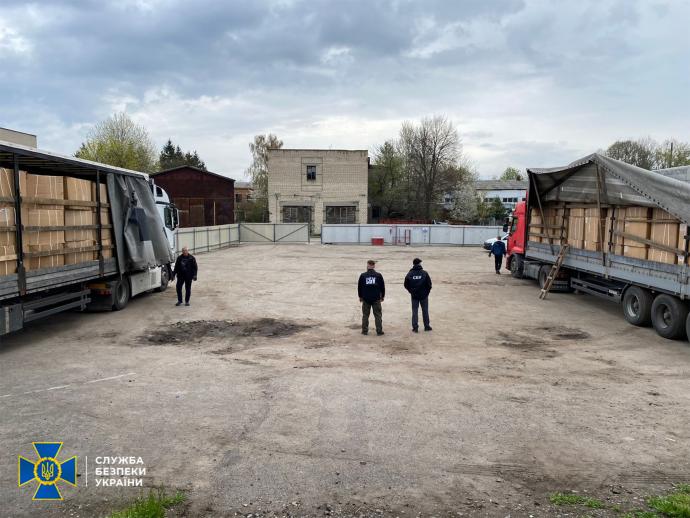 На зображенні може бути: 5 людей, люди стоять, на відкритому повітрі, дерево та текст «сбу служба безпеки украϊни»