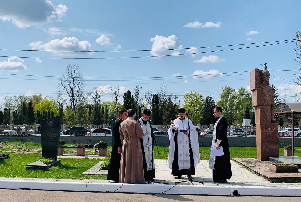 Новини Житомира - фото з Житомир у провідну неділю молився за душі загиблих воїнів