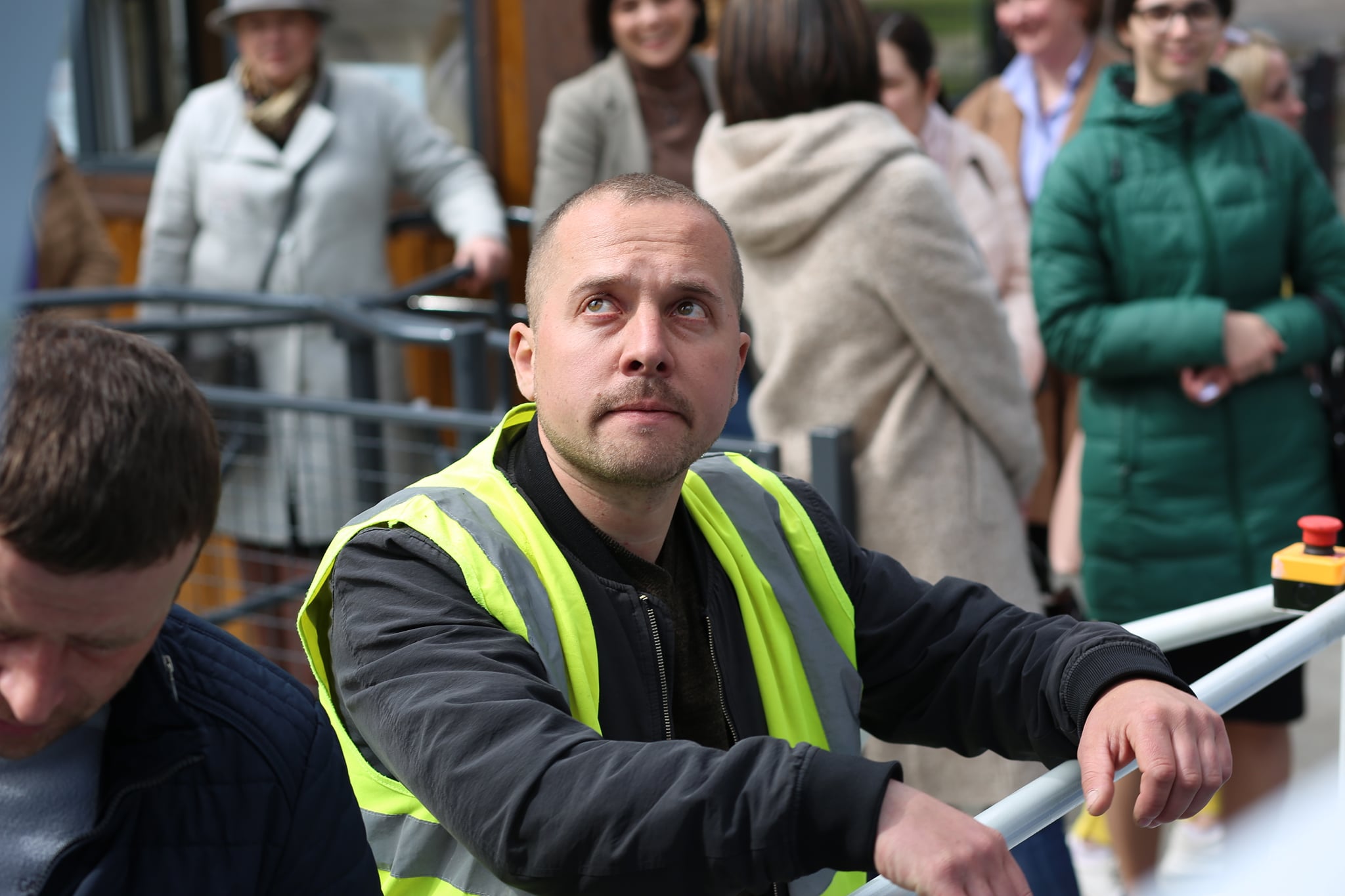 Возможно, это изображение 5 человек, люди сидят, люди стоят и на открытом воздухе