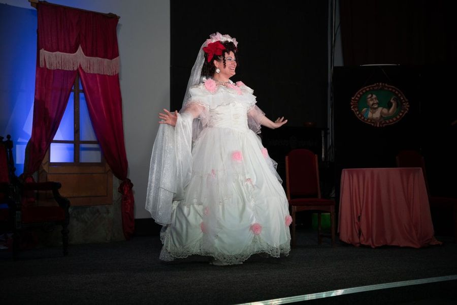 Новини Житомира - фото з Вистава Житомирського академічного муздрамтеатру ім. Івана Кочерги «За двома зайцями» в проєкті «Театр в умовах війни»