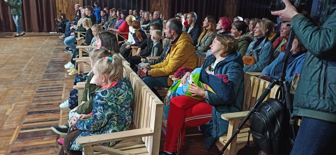 Новини Житомира - фото з Вистава Житомирського академічного муздрамтеатру ім. Івана Кочерги «За двома зайцями» в проєкті «Театр в умовах війни»
