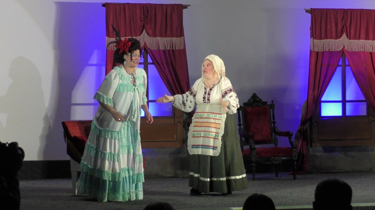 Новини Житомира - фото з Вистава Житомирського академічного муздрамтеатру ім. Івана Кочерги «За двома зайцями» в проєкті «Театр в умовах війни»