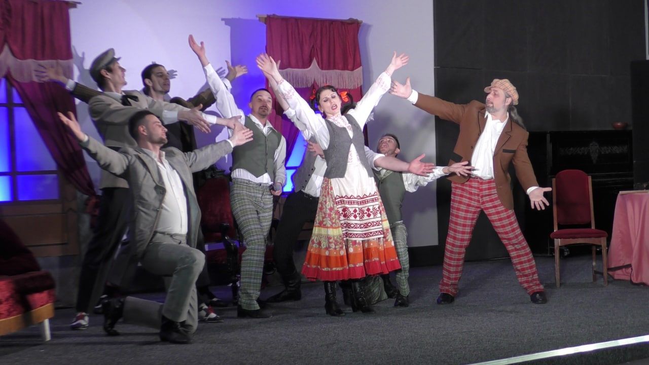 Новини Житомира - фото з Вистава Житомирського академічного муздрамтеатру ім. Івана Кочерги «За двома зайцями» в проєкті «Театр в умовах війни»