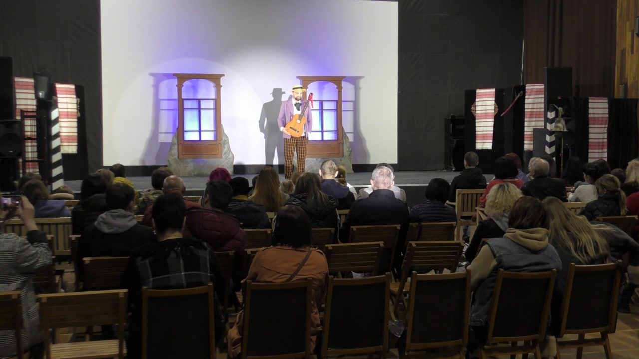 Новини Житомира - фото з Вистава Житомирського академічного муздрамтеатру ім. Івана Кочерги «За двома зайцями» в проєкті «Театр в умовах війни»