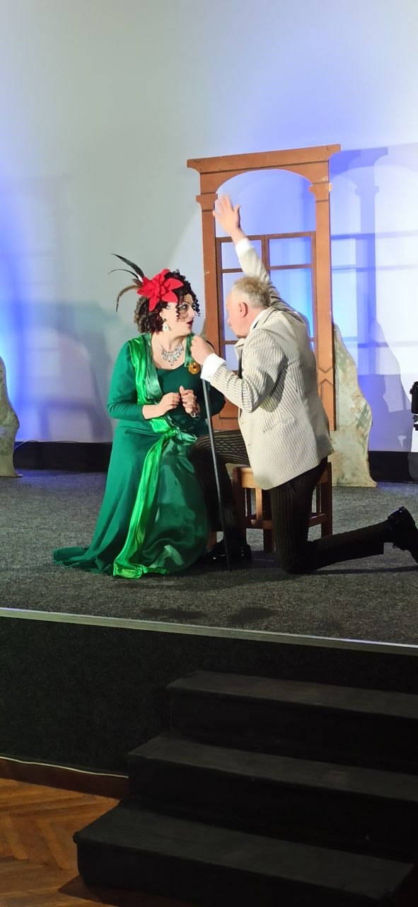 Новини Житомира - фото з Вистава Житомирського академічного муздрамтеатру ім. Івана Кочерги «За двома зайцями» в проєкті «Театр в умовах війни»