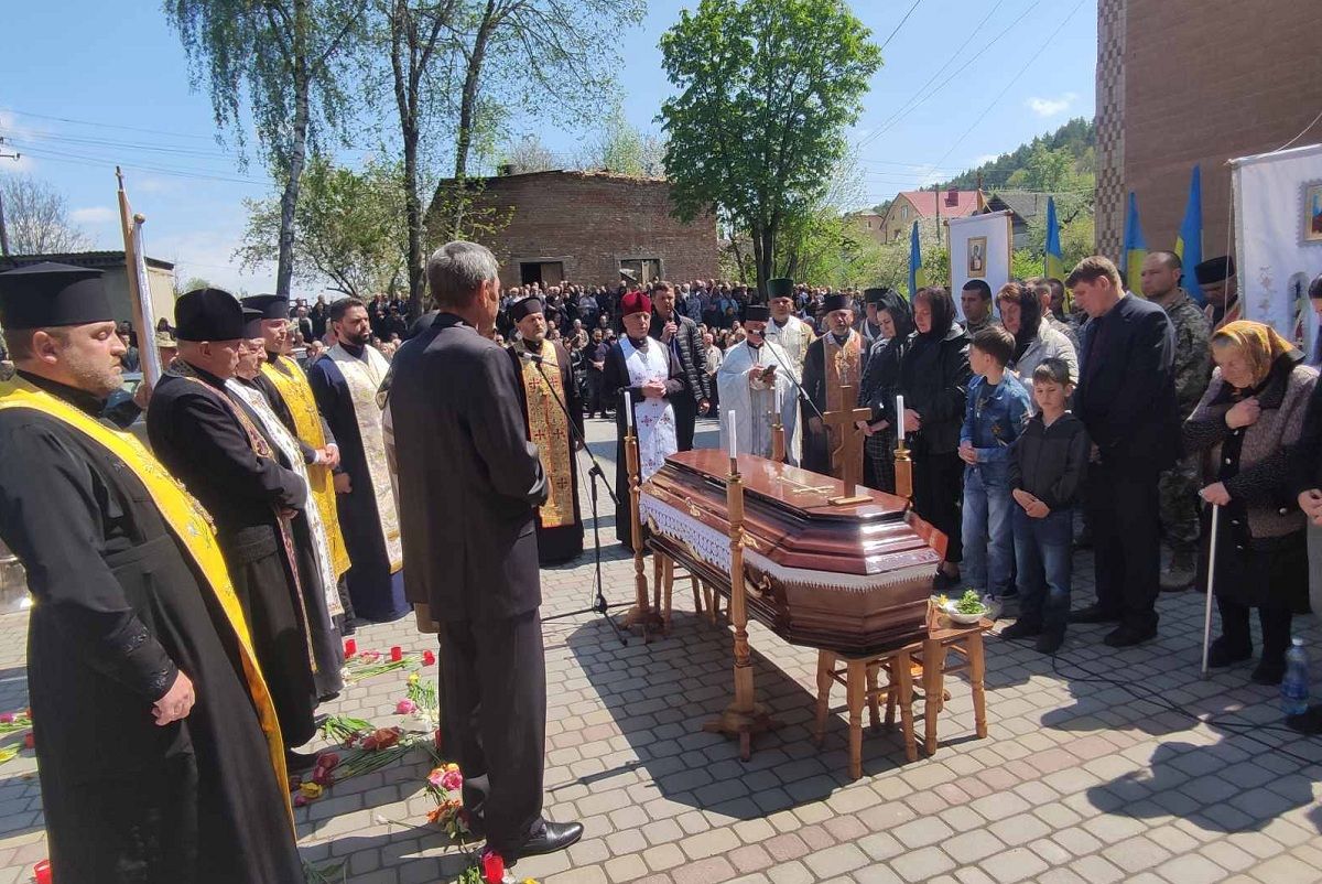 Новини Тернополя - фото з Бучач молився за тяжко пораненого, але… Тернопільщина прощається з Миколою Луцівим