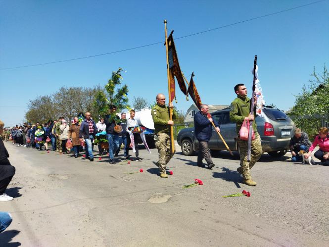 Новини Вінниці - фото з У Вапнярці прощалися з капітаном Богданом Ляшенком. Йому було лише 28 років Возможно, это изображение 11 человек, люди стоят и на открытом воздухе
